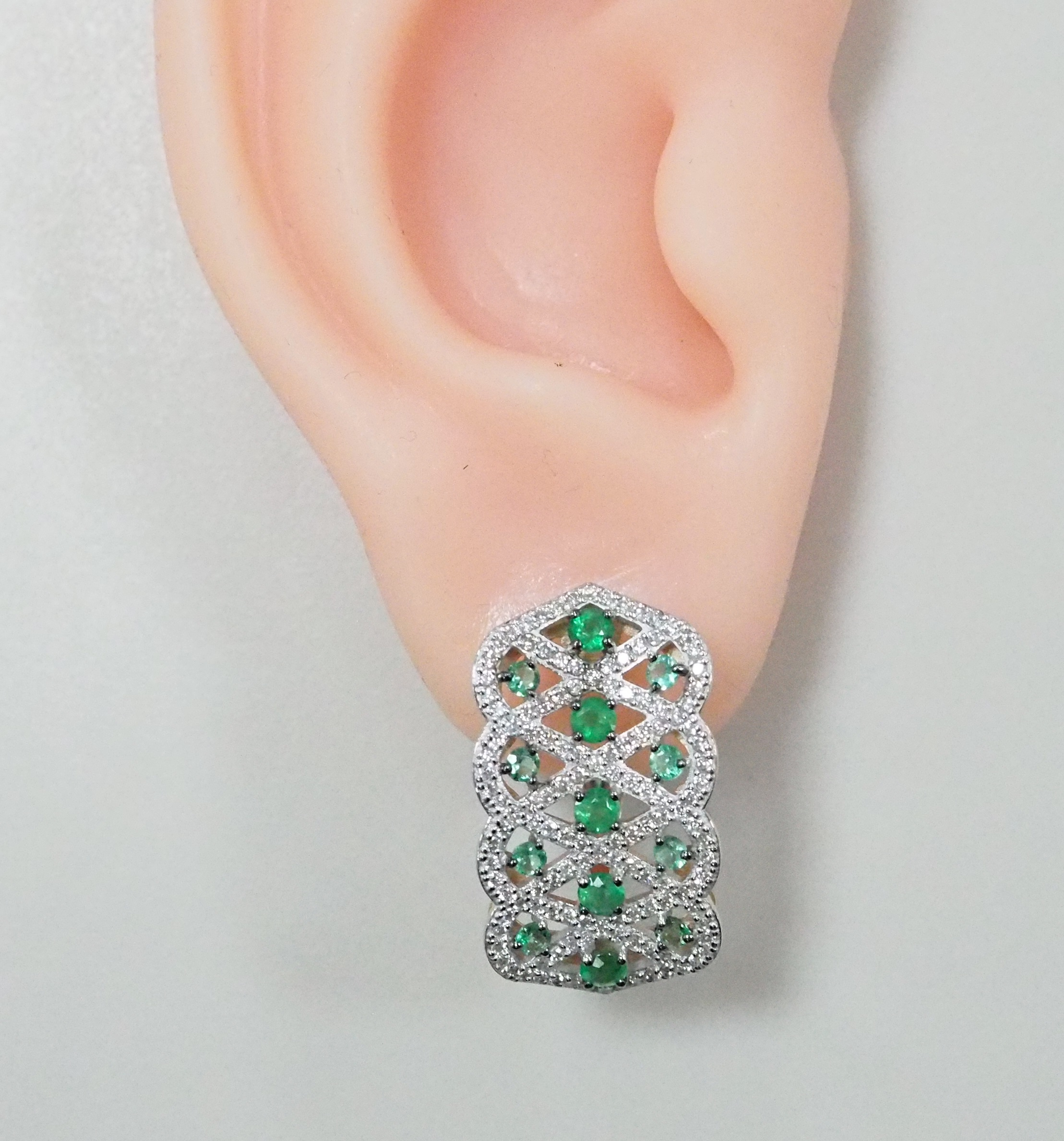 Серьги из золота с изумрудами